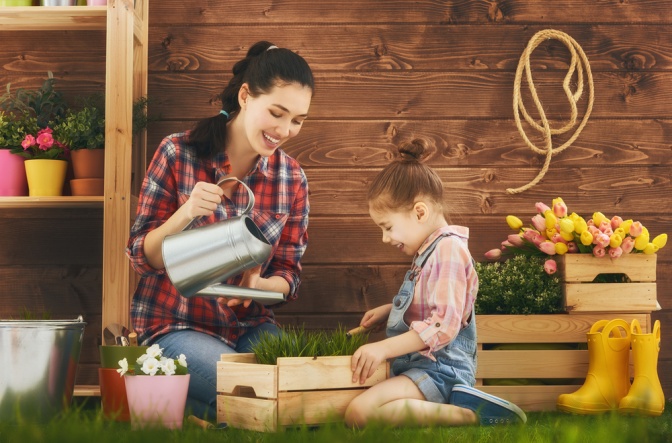 Frau und ihre Tochter machen gemeinsam Gartenarbeit.