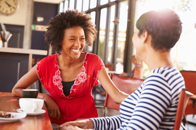 Zwei Frauen zeigen ihre Wertschätzung unter Freunden