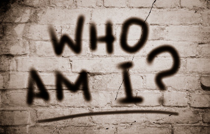 Auf einer Mauer steht die Aufschrift Who am I