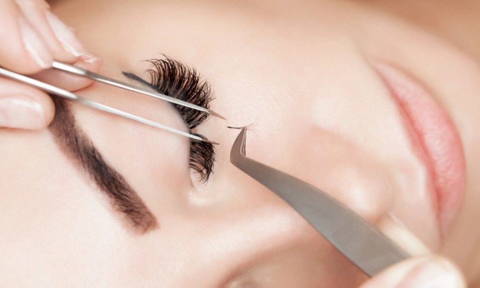 Die Lash Extensions werden mit einer Pinzette am Wimpernkranz angebracht