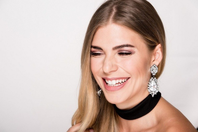 Frau mit Wimpernverlängerung von LUXUSLASHES