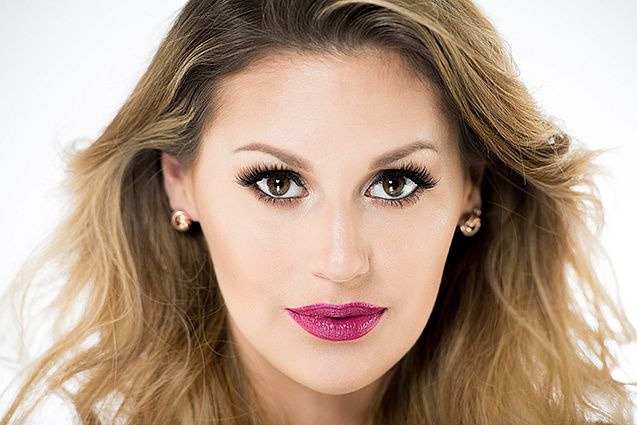 Eine Frau hat lange Wimpern durch eine Wimpernverlängerung