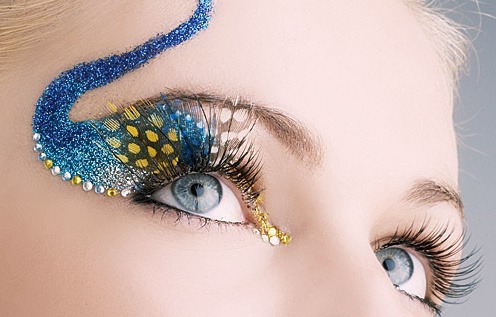 Augen mit verlängerten Wimpern und bunter Dekoration