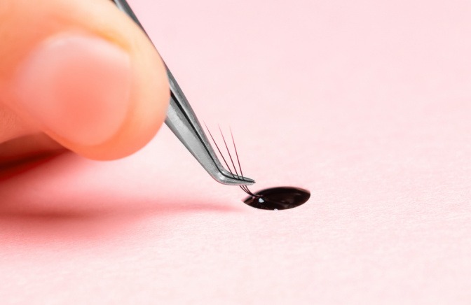 Wimpernkleber mit Wimpern