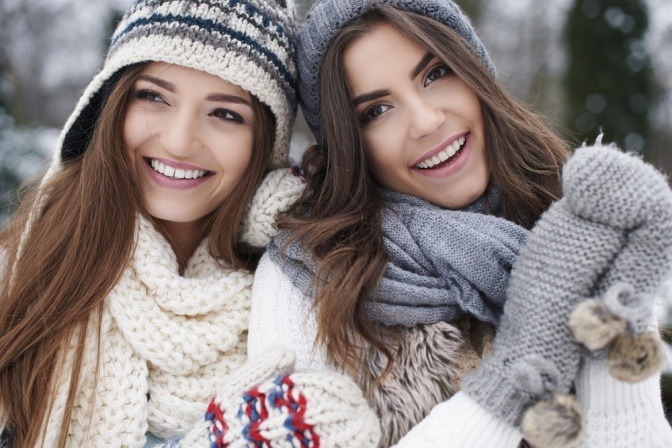 Zwei Frauen mit Schals im Winter 