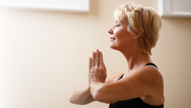 Ältere Frau praktiziert Yoga