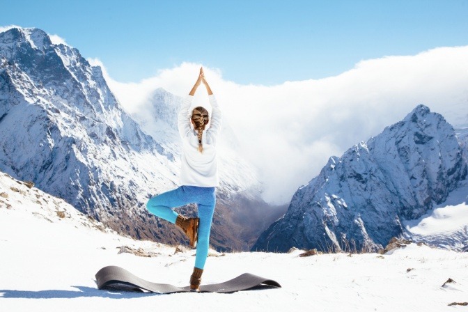 Frau macht Yoga in den Bergen