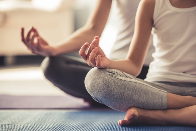Frauen machen Yoga Meditation für innere Balance