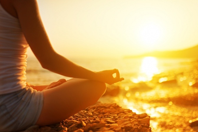 Eine Frau macht Yoga und meditiert