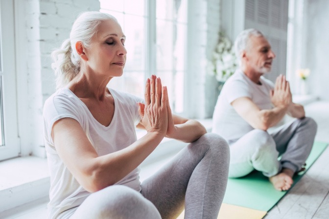 Älteres Paar bei der Meditation