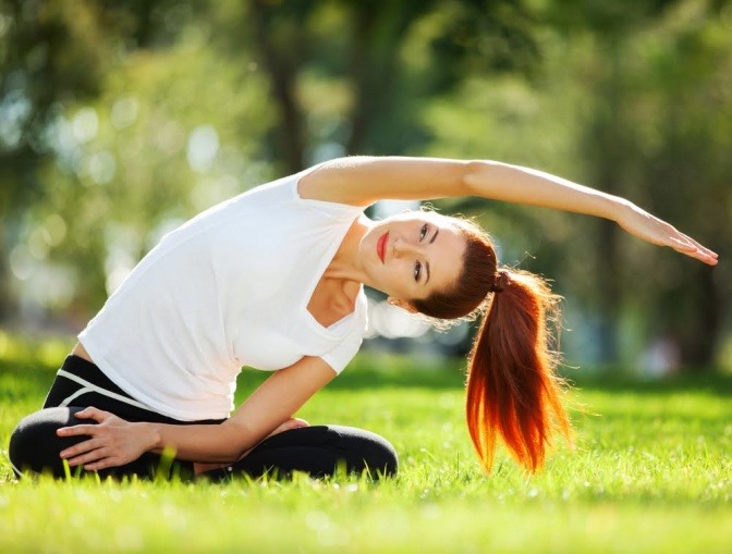 Frau beim Yoga im Grünen