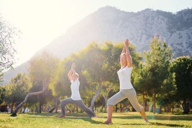 Frauen in den Wechseljahren machen Yoga