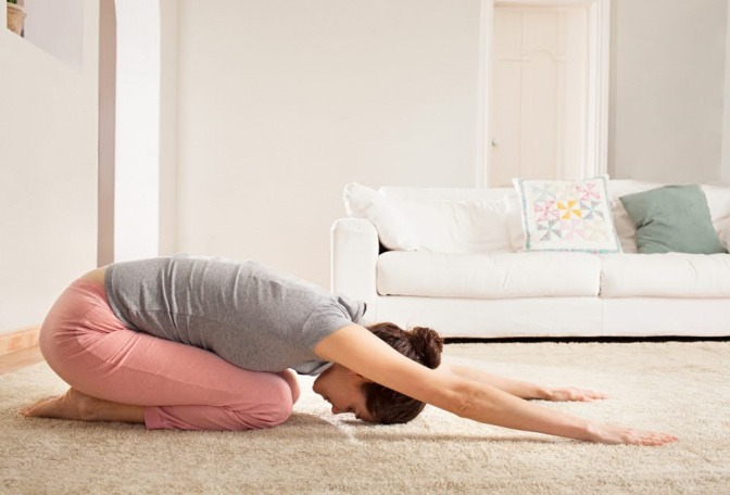 Yoga kann bei Rückenschmerzen gut helfen. 