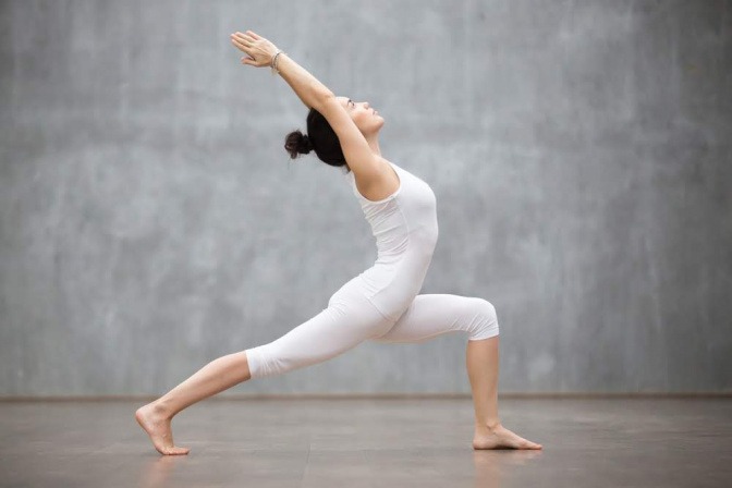 Frau in Yogapose mit straffen Armen