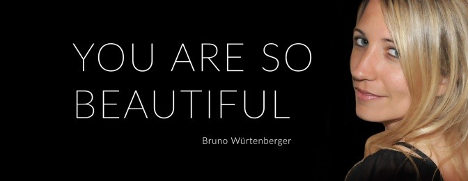 Eine blonde Frau ist auf einem Bild auf dem steht You are so beautiful