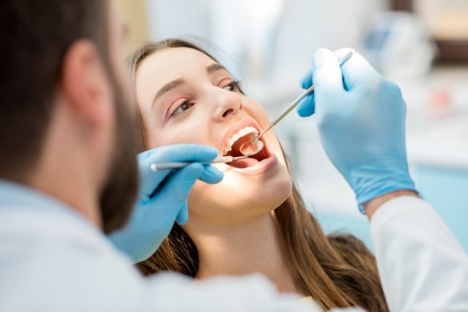 Der Zahnarzt untersucht das Gebiss seiner Patientin