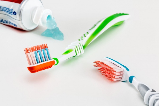 Zahnbürsten und eine Tube Zahpaste