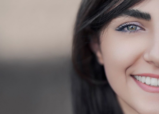 Eine Frau hat schöne Zähne und vielleicht Implantate