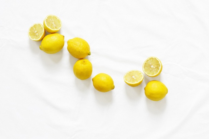 Zitronen liegen ganz und aufgeschnitten 