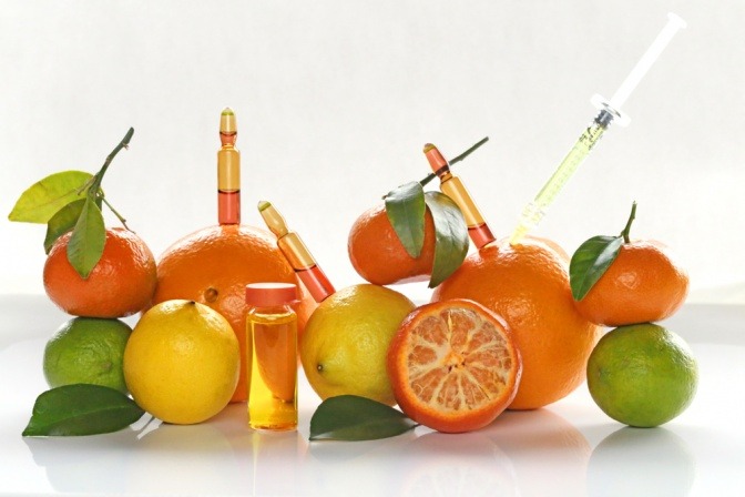 Zitrusfrüchte mit Vitamin C, Spritzen und Ampullen 