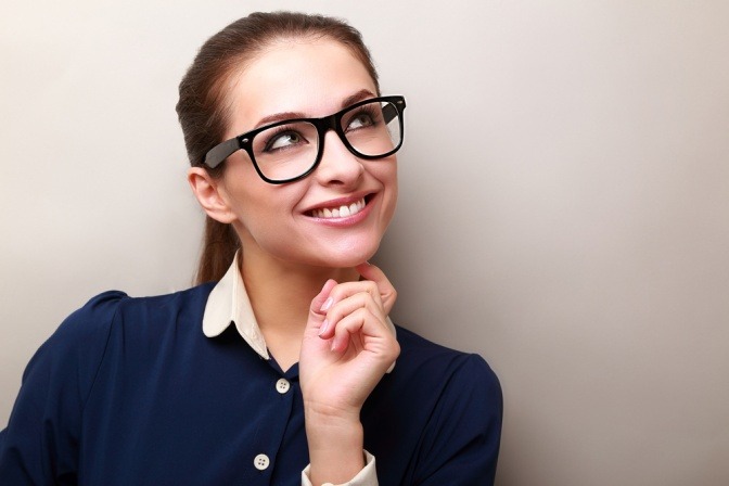 Eine Frau mit Zopf trägt eine Brille
