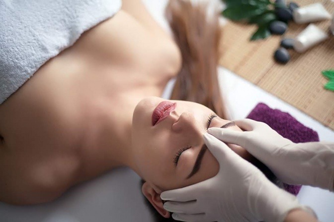 Frau bekommt Stirnmassage