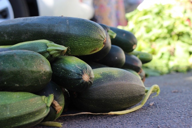 Zucchini liegen aufeinander