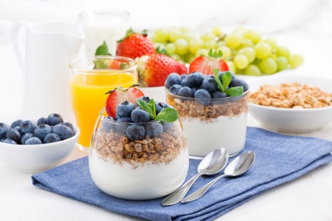 Ein lecker aussehendes Joghurt mit Müsli und Früchten als Zuckerfalle