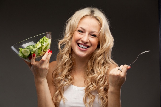 Frau mit zuckerfreiem Salat lächelt
