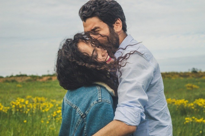 Ein glückliches Paar zeigt Zuneigung oder Liebe