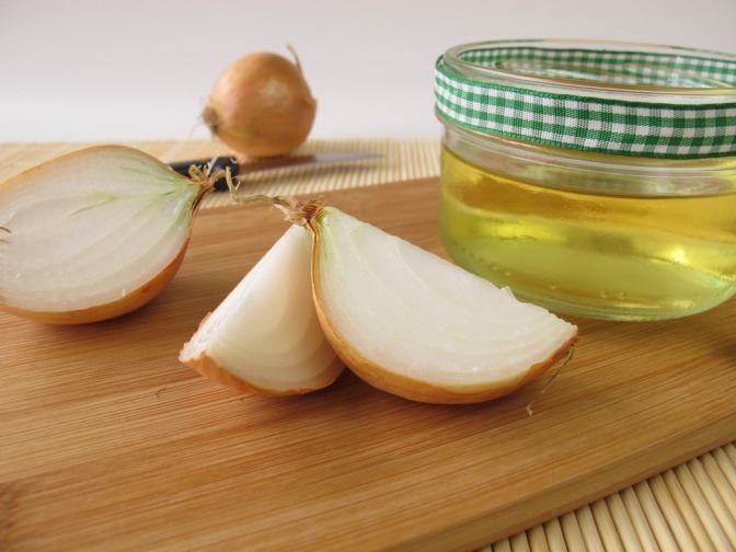 Der Zwiebelsaft befindet sich in einem Marmeladenglas