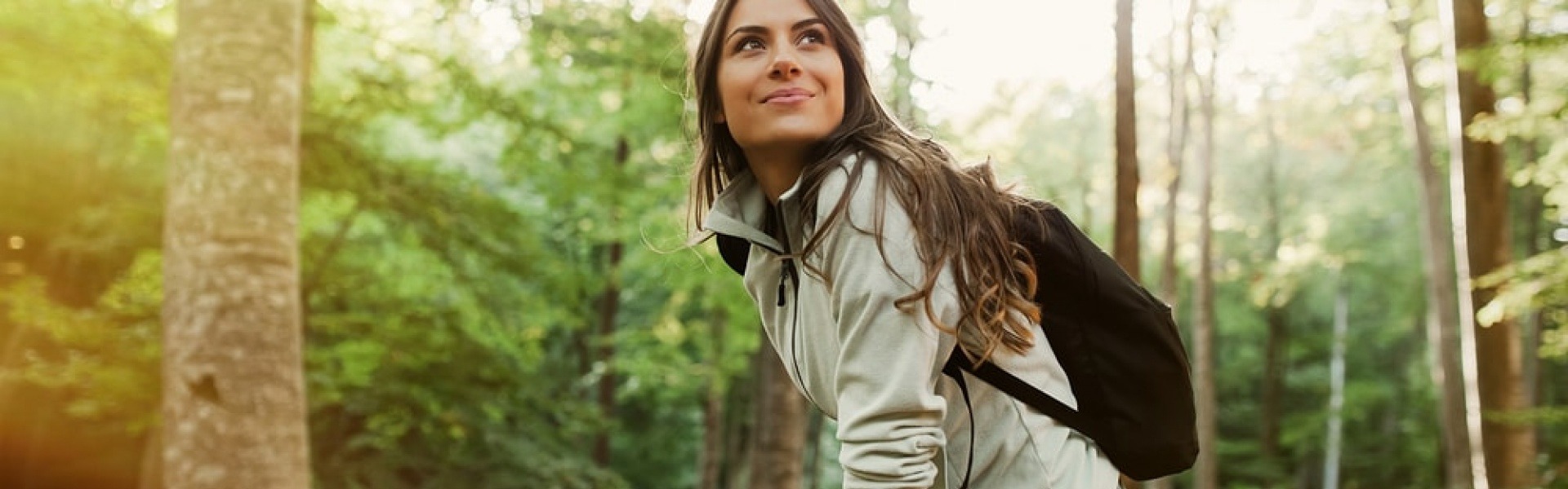 Eine Frau ist glücklich und entspannt beim Wandern