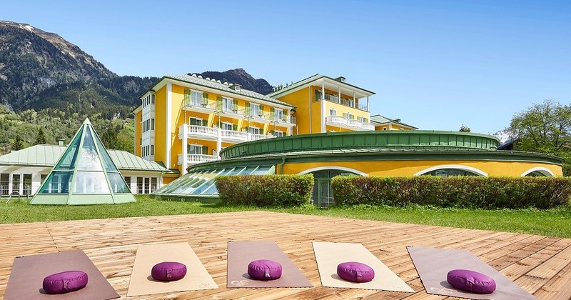 Vor dem Alpenhaus Gasteinertal sind Yogamatten aufgebreitet