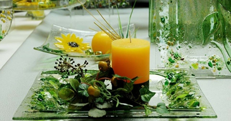 Gelbe Kerze auf Glasteller.