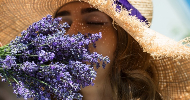 Frau riecht an Lavendel