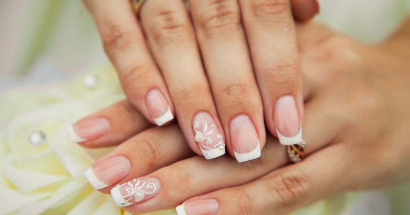 Braut mit French Manicure und zartem Muster auf den Nägeln