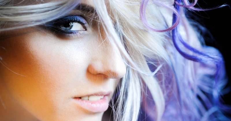 Genial Schwarze Haare Mit Blauen Strähnen