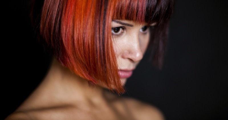 Eine Frau hat rote Haare und Strähnen