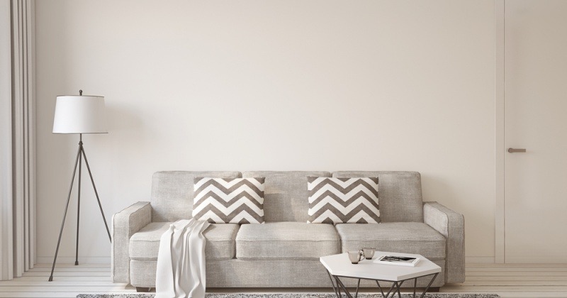 Skandinavisches Wohnzimmer mit Couch und Decken