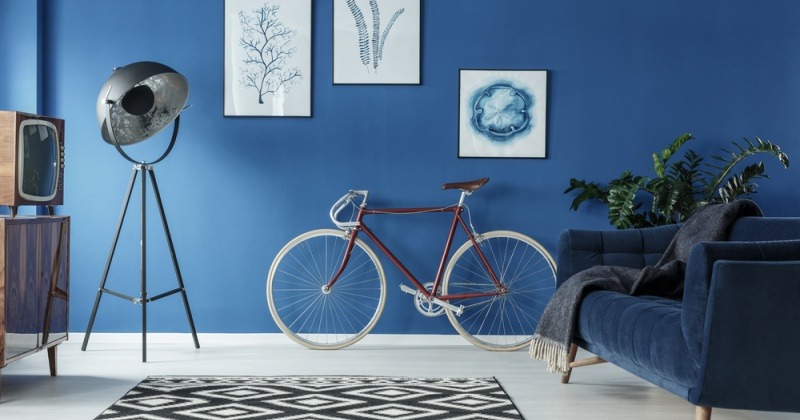 Ein Rad steht in einem blauen Wohnzimmer