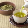 Kanne und Tasse mit grünem Tee