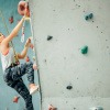 Mann beim Bouldern draußen.