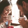 Mann und Frau beim Kaffeetrinken wirken glücklich