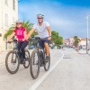 Zwei Urlauber sind auf einem E-Bike unterwegs