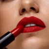 Frau mit roten Lippen und Lippenstift
