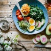 Eier und Gemüse als Gericht für eine Low Carb Ernährung