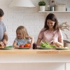 Familie bereitet gemeinsam das Essen vor