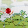 Auf einer Karte ist Rostock als Reiseziel mit einer Pinnadel markiert