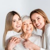drei Frauen unterschiedlichen Alters als Symbol für Anti-Aging
