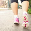 Frau mit Sportschuhen beim Aufwärmen vor dem Joggen